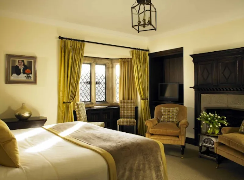 Bedroom at Hotel and venue near Windsor, R730 (photo 12)