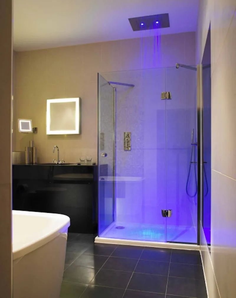 Shower at Hotel and venue near Windsor, R730 (photo 14)