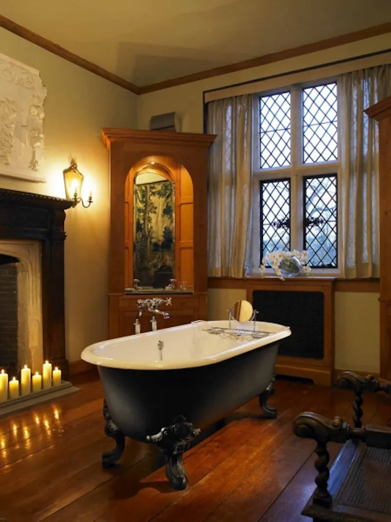 Bathroom at Hotel and venue near Windsor, R730 (photo 15)