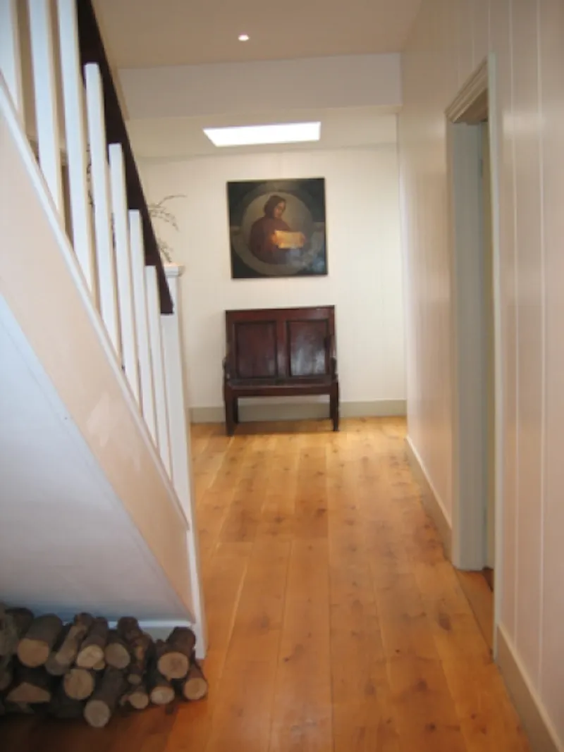 Entrance hall at Film location B701 in Surrey (photo 2)