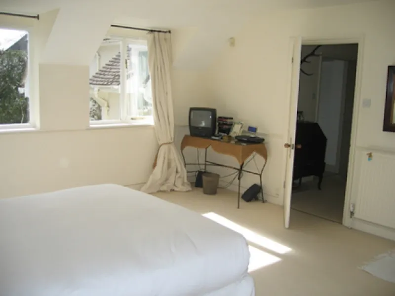 Bedroom at Film location B701 in Surrey (photo 8)