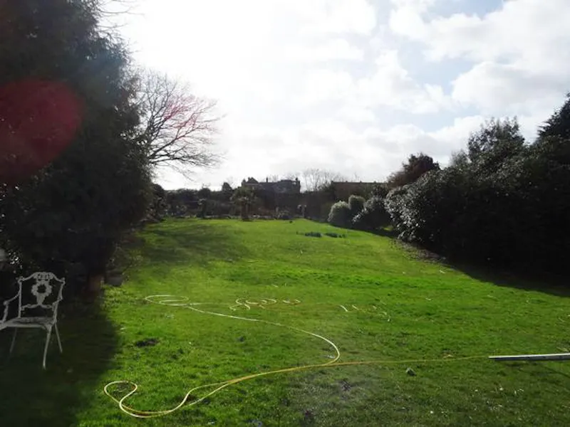 Garden at Gothic Wimbledon Lodge, B59 (photo 44)