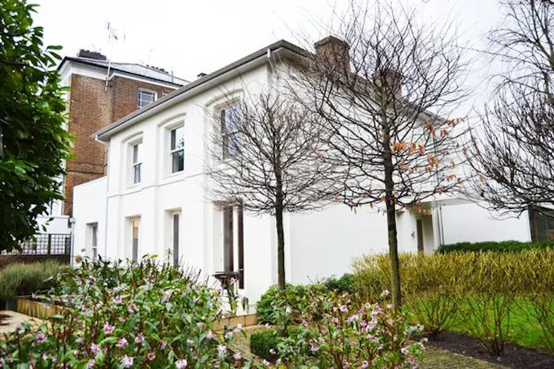 Bright, colourful Ealing house, B1483 (photo 40)