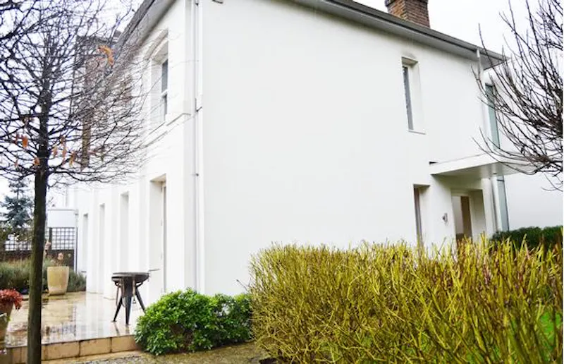 Bright, colourful Ealing house, B1483 (photo 48)
