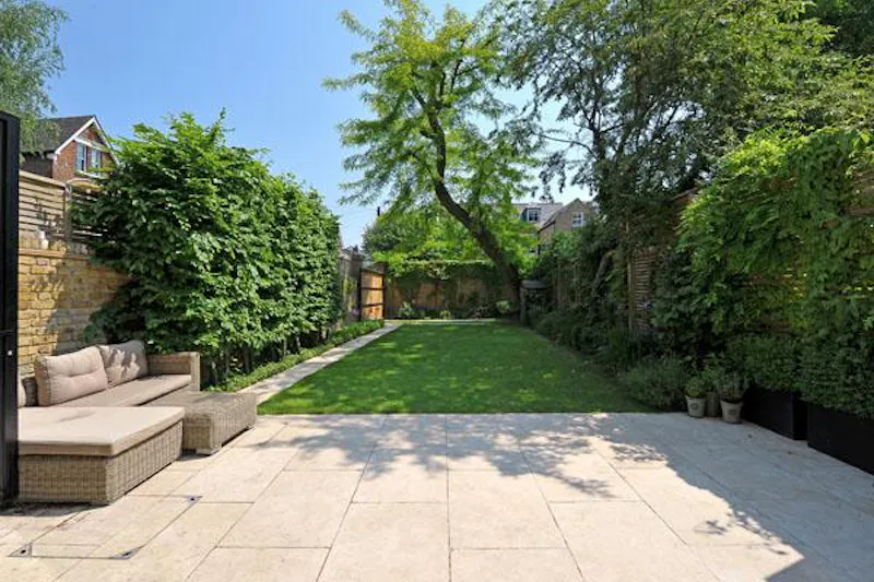 Garden at Modern Wandsworth garden flat, F1034 (photo 6)