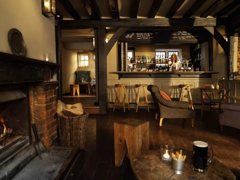 Fireplace at Amersham coaching inn, R728 (photo 3)