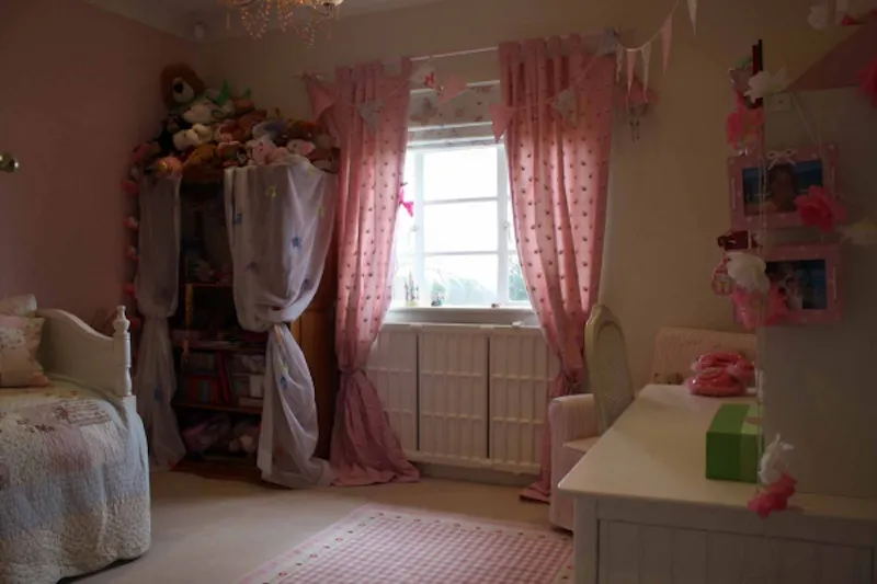 Bedroom - child's at Film location D2006 in London (photo 25)