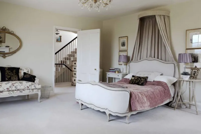 Bedroom at Picturesque Devon dolls house , A1212 (photo 14)