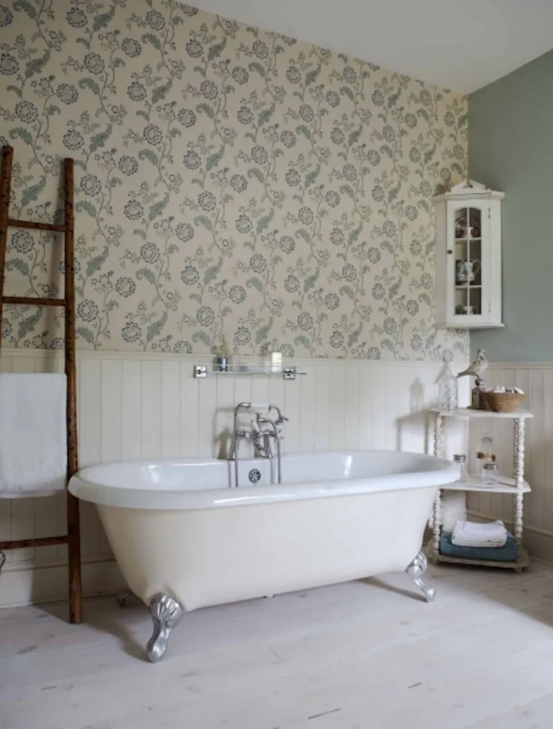 Bathroom at Picturesque Devon dolls house , A1212 (photo 24)