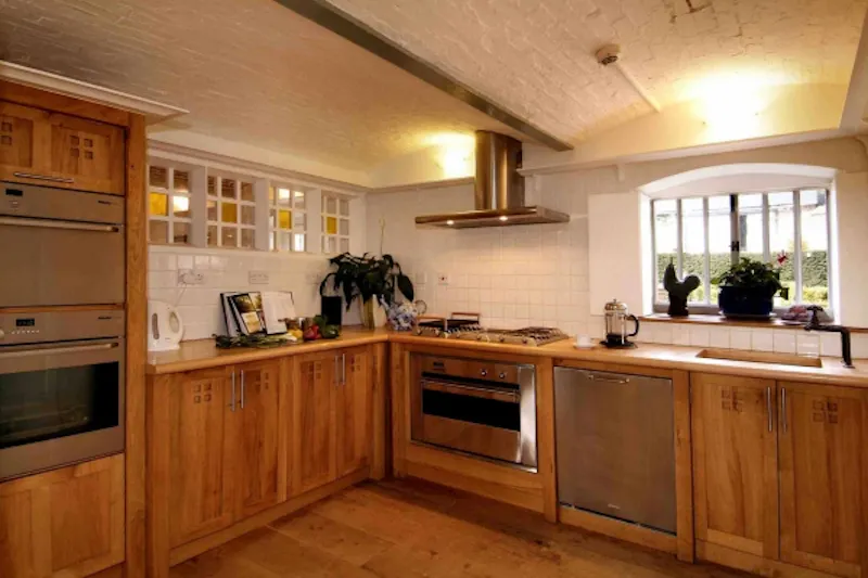 Kitchen at Film location L614 in Kent (photo 14)