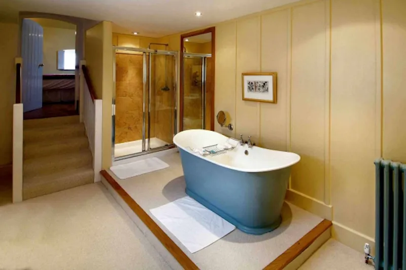Bathroom at Film location L614 in Kent (photo 22)