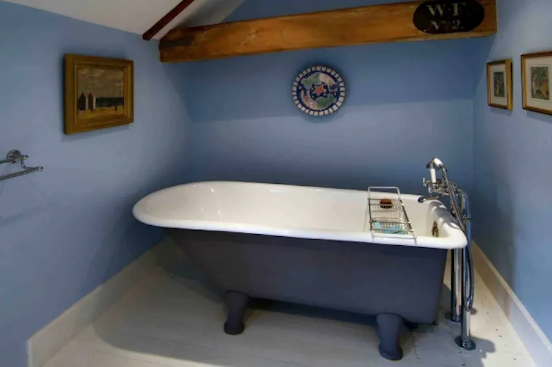 Bath - rolltop at Film location L614 in Kent (photo 23)
