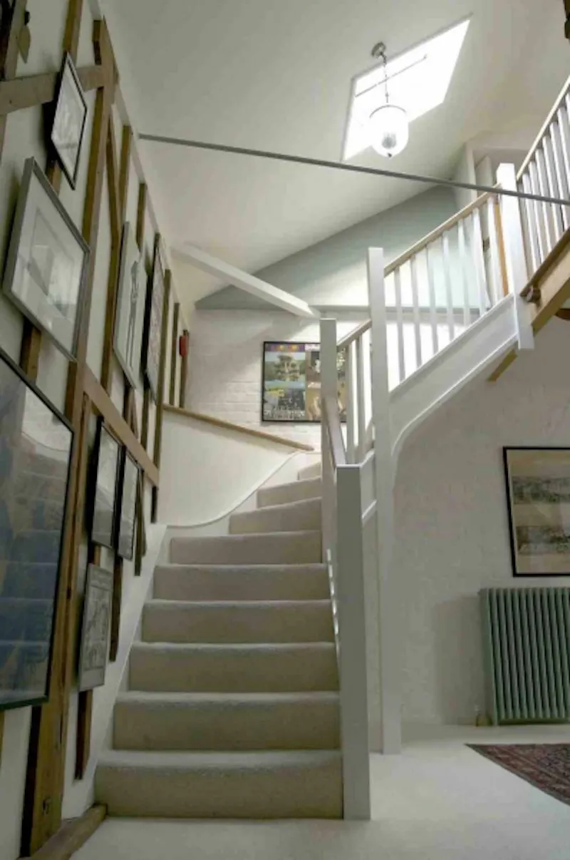 Staircase at Film location L614 in Kent (photo 25)