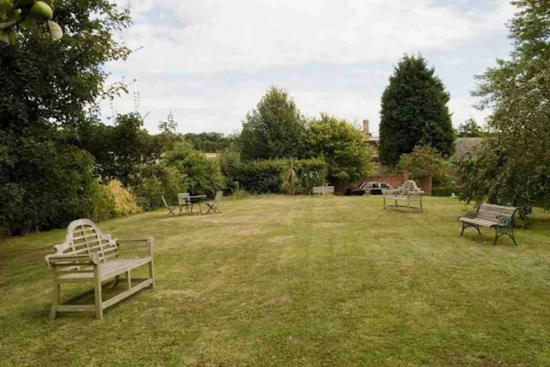 Garden at Film location L614 in Kent (photo 32)