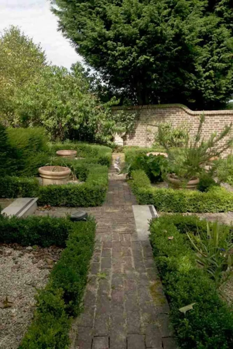 Garden - formal at Film location L614 in Kent (photo 35)