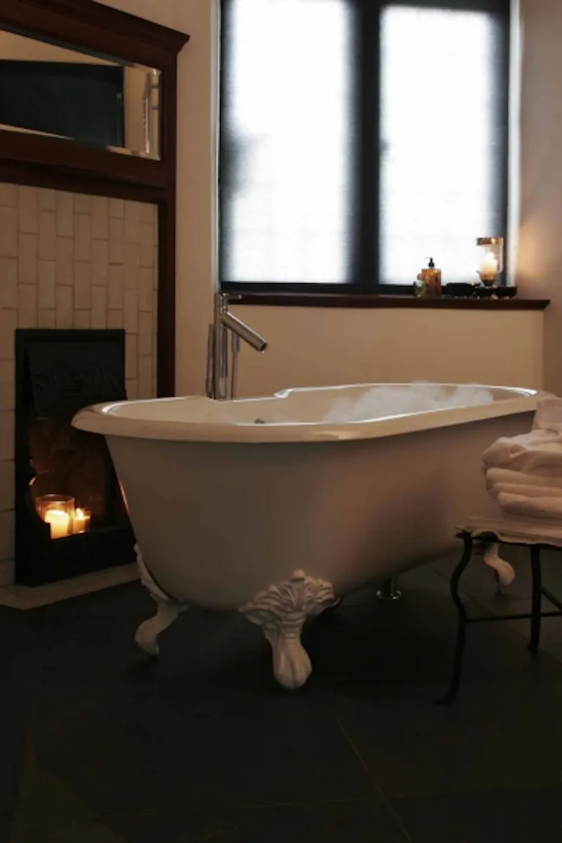 Bath - rolltop at Arts and Crafts Windermere view, E327 (photo 9)
