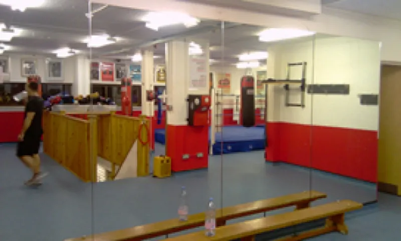 Traditional Shadwell boxing gym, P578 (photo 1)