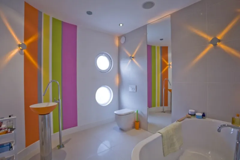 Bathroom at Film location D2010 in East Sussex (photo 12)