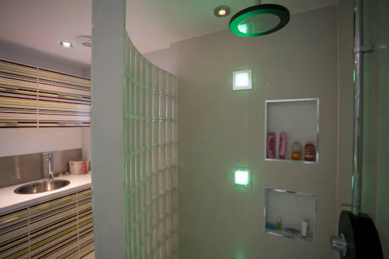 Shower at Film location D2010 in East Sussex (photo 16)