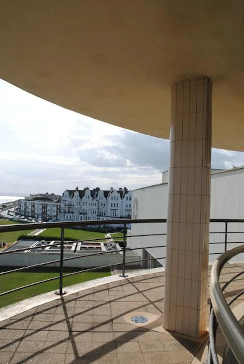Classic Modernist pavilion, T74 (photo 53)