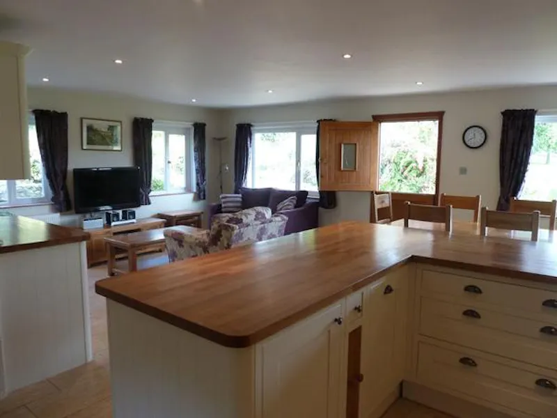 East Grinstead bungalow, C789 (photo 2)