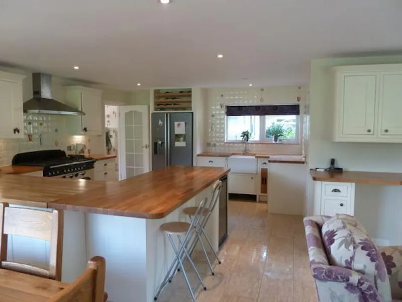 Kitchen island at East Grinstead bungalow, C789 (photo 5)