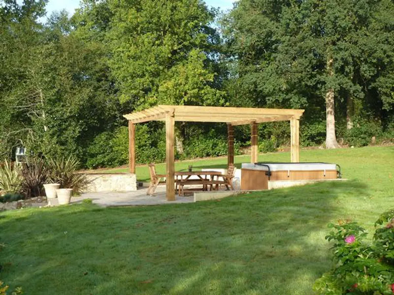 Jacuzzi at East Grinstead bungalow, C789 (photo 28)