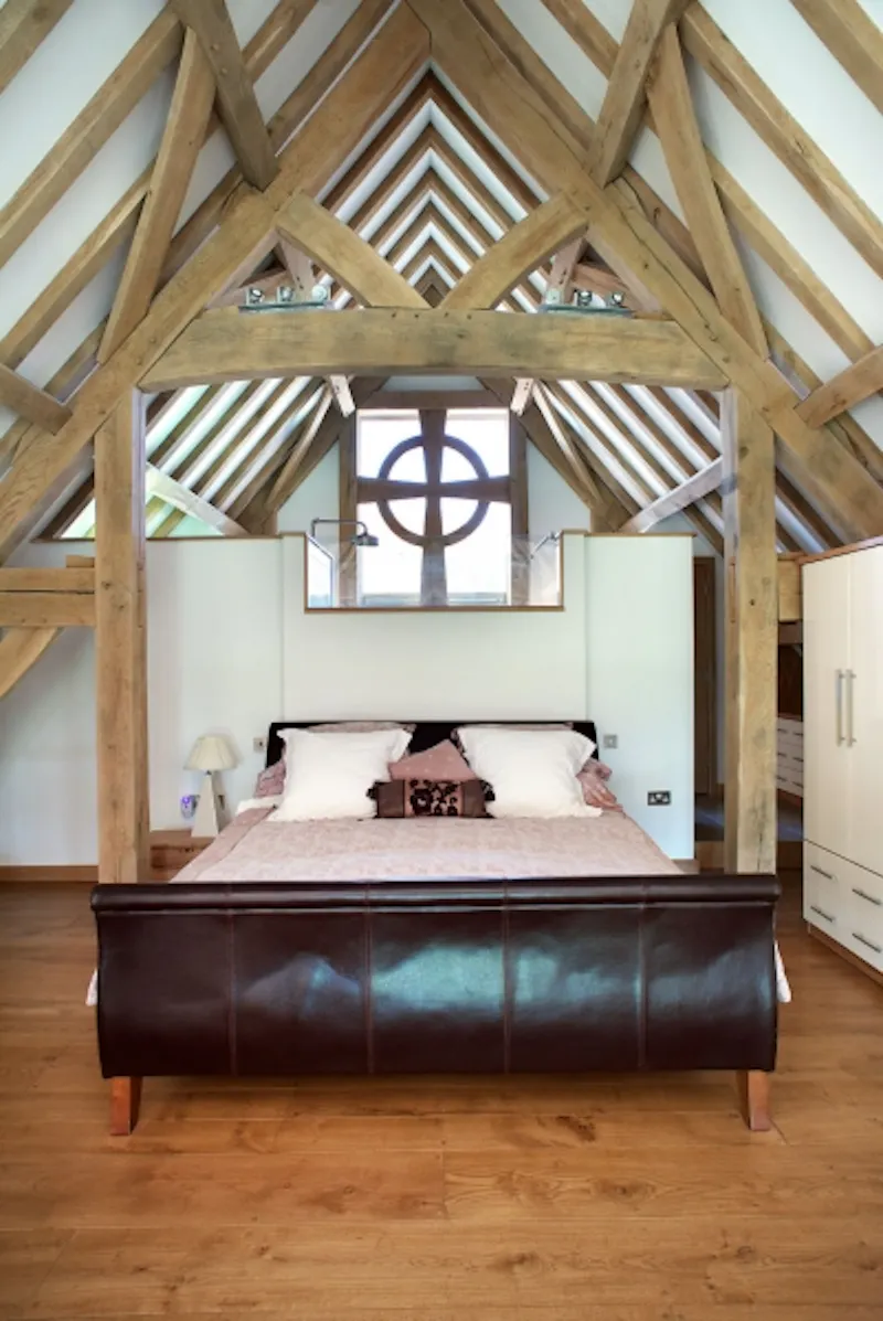 Bedroom at Film location L617 in West Sussex (photo 20)