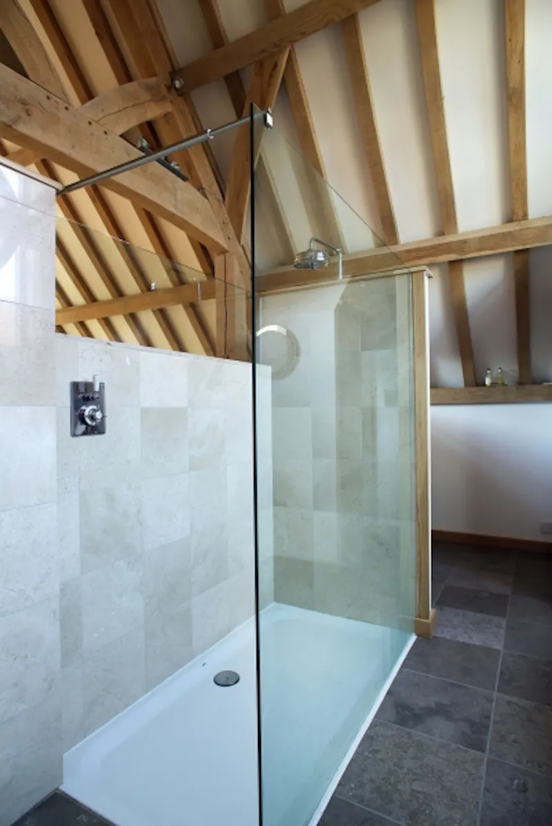 Shower at Film location L617 in West Sussex (photo 23)