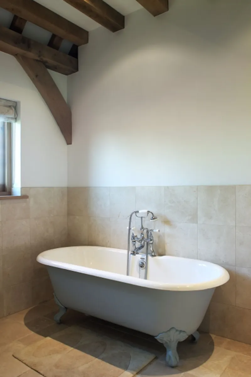 Bath - rolltop at Film location L617 in West Sussex (photo 25)