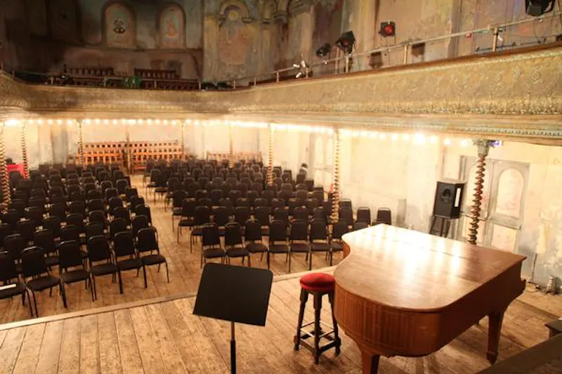 Shadwell music hall, P208 (photo 4)