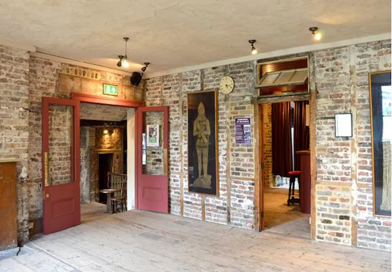 Shadwell music hall, P208 (photo 8)