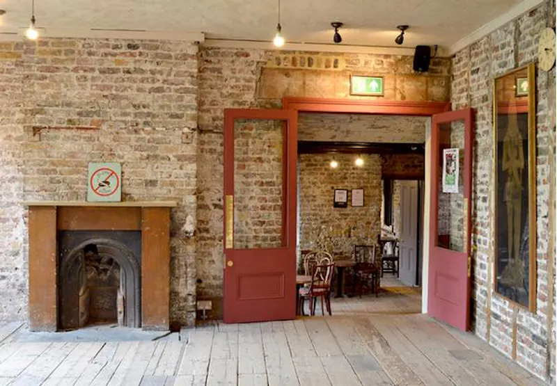 Shadwell music hall, P208 (photo 9)