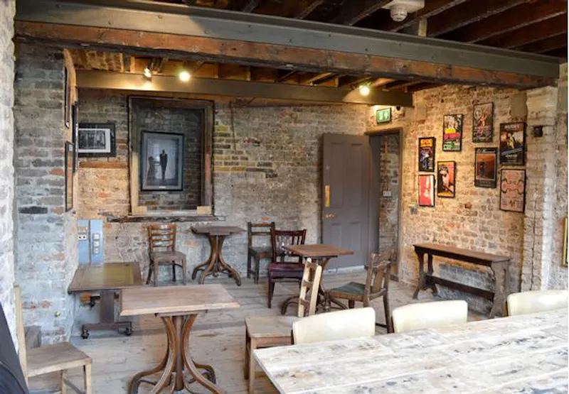 Shadwell music hall, P208 (photo 14)