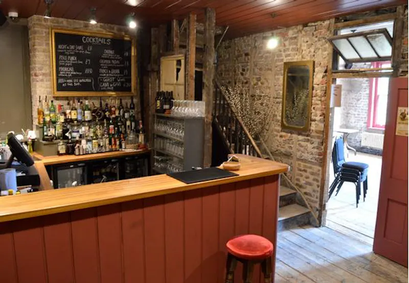 Shadwell music hall, P208 (photo 16)