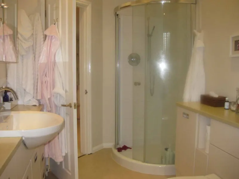 Shower at Northwood family house, D2014 (photo 31)