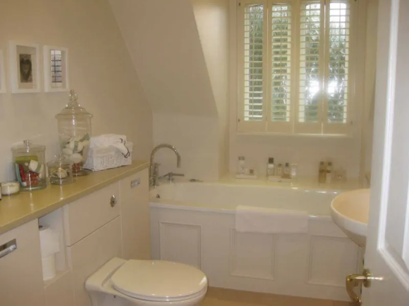 Bathroom at Northwood family house, D2014 (photo 32)