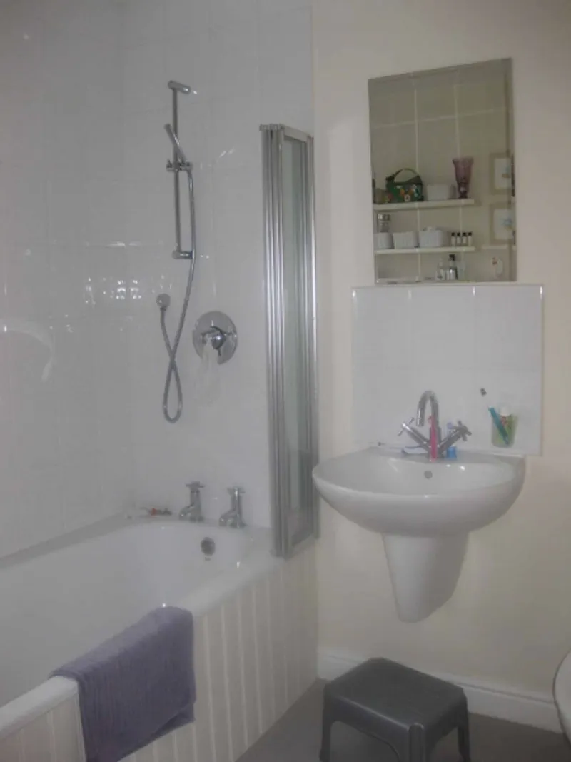 Bathroom at Northwood family house, D2014 (photo 40)