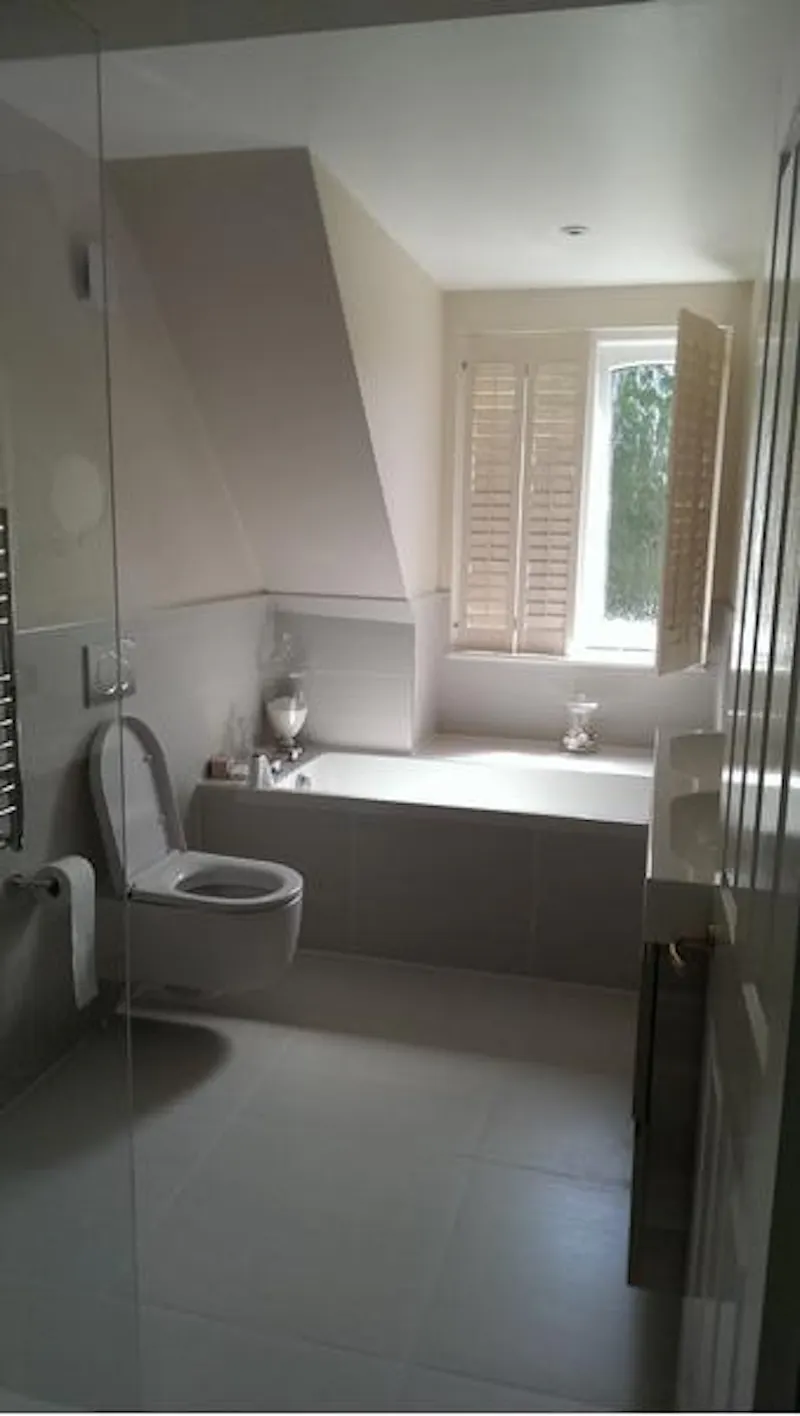 Bathroom at Northwood family house, D2014 (photo 45)