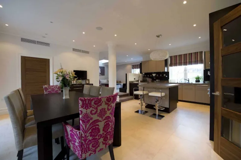 Dining room at Film location D2013 in London (photo 10)