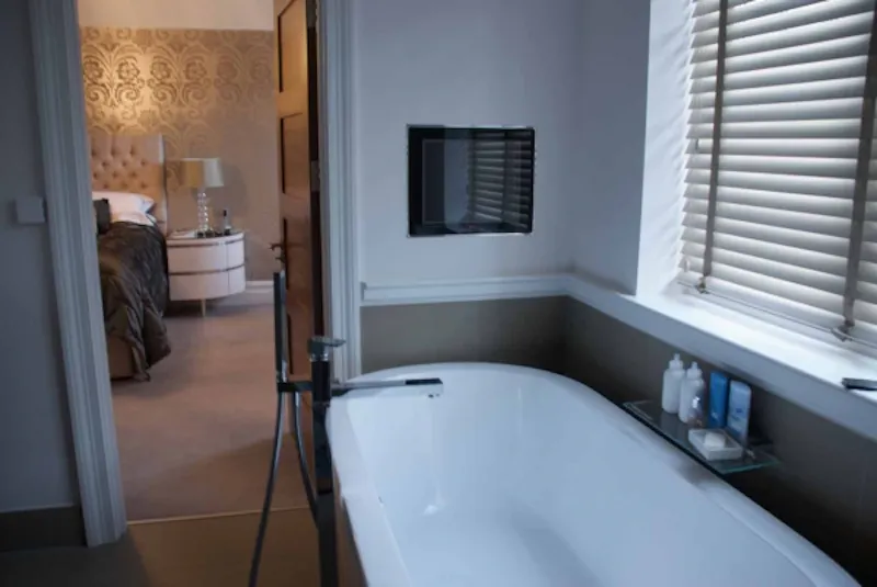 Bathroom at Film location D2013 in London (photo 27)