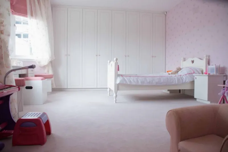 Bedroom - child's at Film location D2013 in London (photo 31)