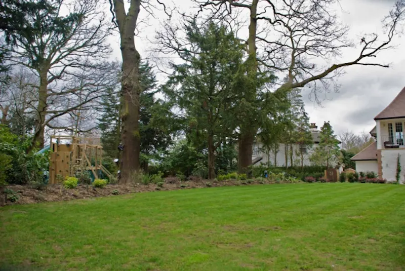 Garden at Film location D2013 in London (photo 43)