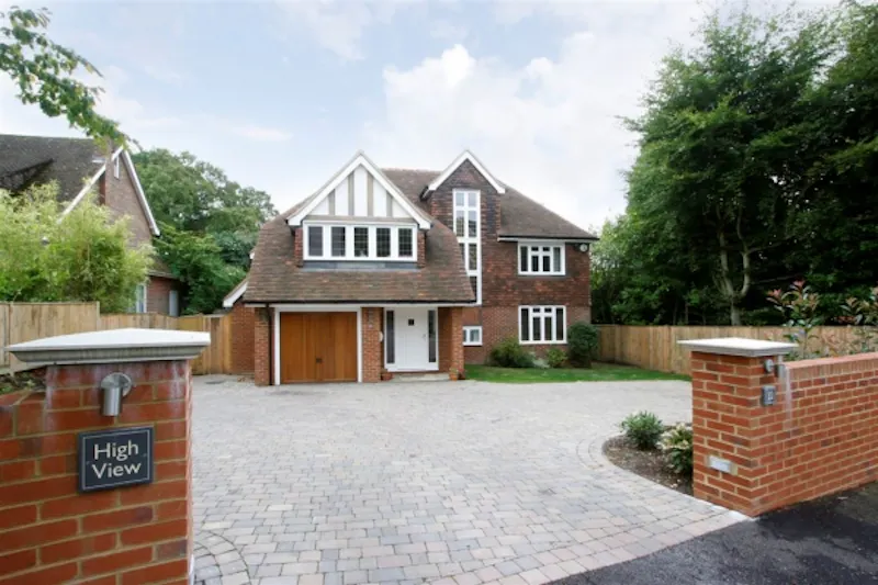 Driveway at Detached Cobham family house, D2017 (photo 1)