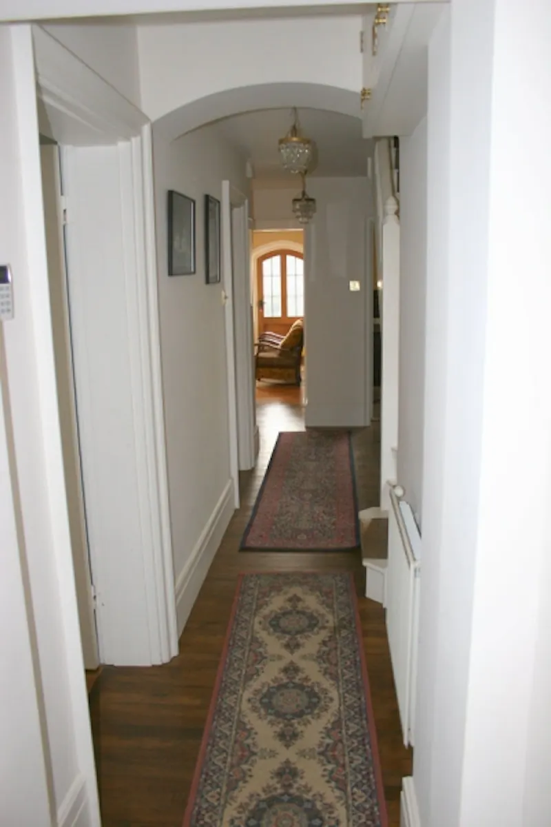 Entrance hall at Film location E329 in Surrey (photo 4)