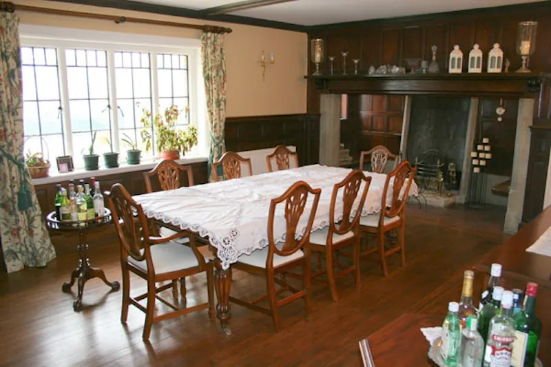 Dining room at Film location E329 in Surrey (photo 18)