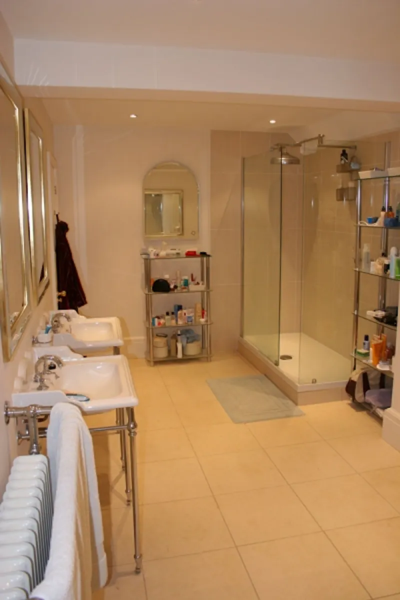 Shower at Film location E329 in Surrey (photo 27)