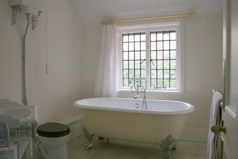 Bathroom at Film location E329 in Surrey (photo 32)