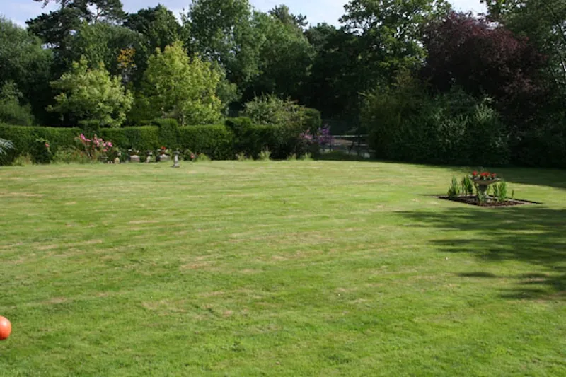 Garden at Film location E329 in Surrey (photo 56)