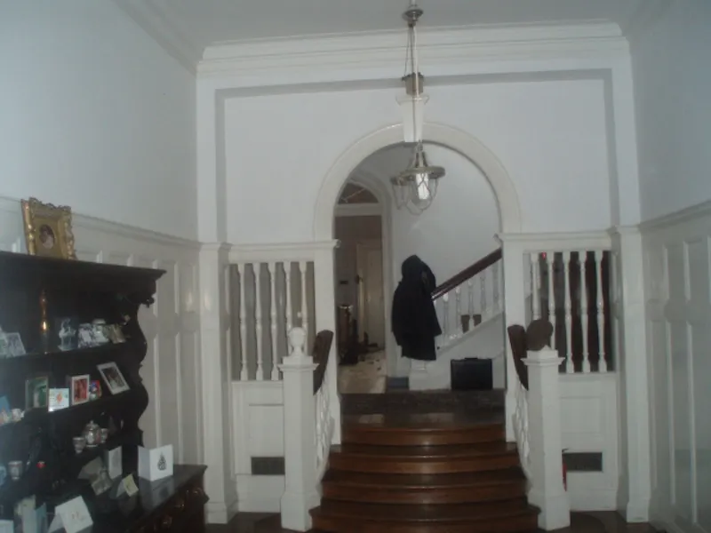 Entrance hall at Film location E335 in Surrey (photo 9)
